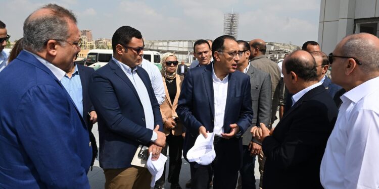 رئيس الوزراء يتفقد عددا من مشروعات القاهرة التاريخية يستهلها بحديقة تلال الفسطاط