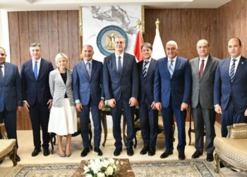 وزير البترول يستقبل وفداً رفيع المستوى من شركة إينى الإيطالية