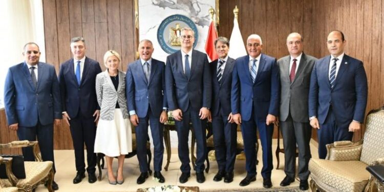 وزير البترول يستقبل وفداً رفيع المستوى من شركة إينى الإيطالية