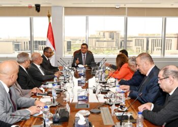 وزير الإسكان يعقد اجتماعه مع جهات وقطاعات الوزارة.. ويستعرض خطة العمل وخارطة الطريق