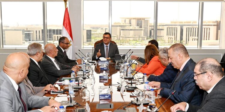 وزير الإسكان يعقد اجتماعه مع جهات وقطاعات الوزارة.. ويستعرض خطة العمل وخارطة الطريق