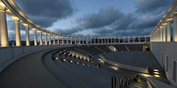 وزير الإسكان:.. بدء التشغيل التجريبي لإحدى قاعات مجمع السينمات بالمدينة التراثية بـ”العلمين الجديدة”