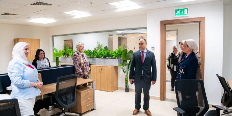 وزيرة البيئة تلتقى بالعاملين بالوزارة وتحثهم على استكمال مسيرة العمل البيئى فى مصر