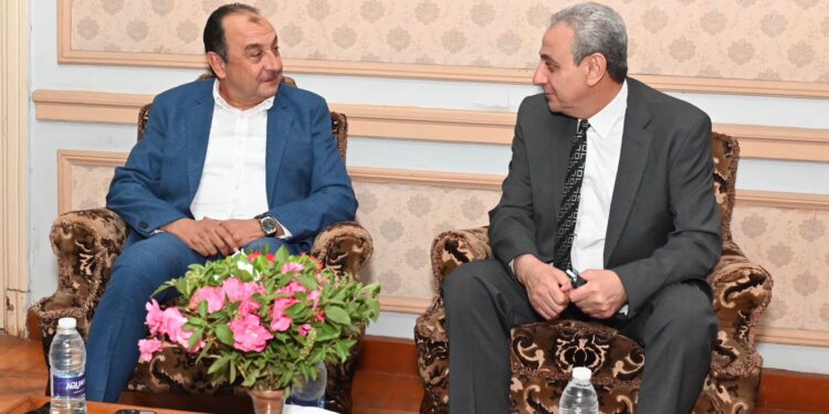 وزير قطاع الأعمال العام يلتقي محافظ الغربية ونواب البرلمان