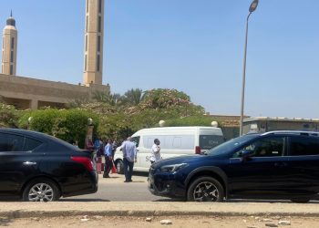 جثمان نجل محمود طاهر رئيس الأهلى السابق يصل إلى مسجد حسن الشربتلي