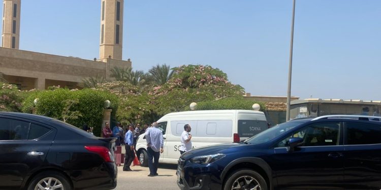 جثمان نجل محمود طاهر رئيس الأهلى السابق يصل إلى مسجد حسن الشربتلي