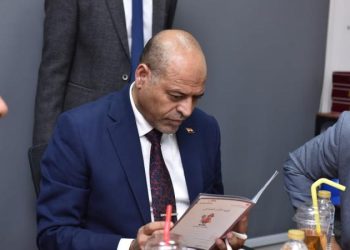 وزير العمل يُقرر إيقاف اثنتين من شركات إلحاق عمالة بالخارج لمخالفتهما أحكام “القانون”