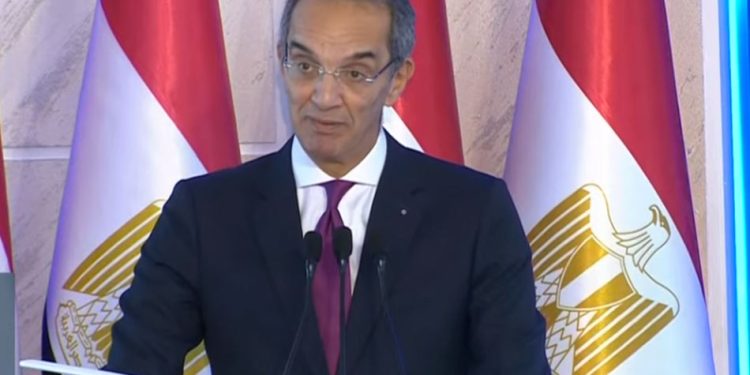 وزير الاتصالات يغادر الي اندونسيا للمشاركة في أعمال المنتدى الإندونيسى – الأفريقى الثانى