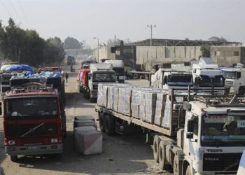 القاهرة الإخبارية: 52 شاحنة مساعدات إنسانية تتجه نحو منفذ كرم أبو سالم