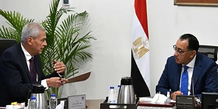 رئيس الوزراء يبحث توطين صناعة المواد الخام للصناعات الطبية