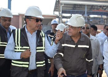 وزير قطاع الأعمال العام يتفقد مصانع شركتي “الدلتا للصلب” و”النصر للزجاج والبلور”