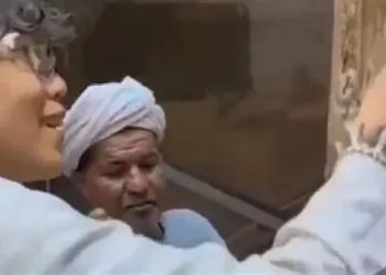 السياحة” تفتح تحقيقا بشأن فيديو متداول لسائحة تشارك بترميم أحد المناظر بمعبد الأقصر