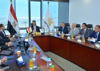 وزير التموين يجتمع مع ممثلي الشركة المنفذة لمشروع تكويد الذهب بالليزر بالتعاون مع مصلحة دمغ المصوغات والموازين