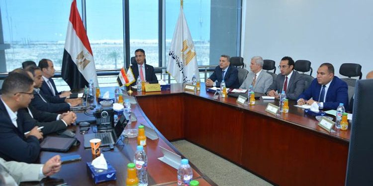 وزير التموين يجتمع مع ممثلي الشركة المنفذة لمشروع تكويد الذهب بالليزر بالتعاون مع مصلحة دمغ المصوغات والموازين