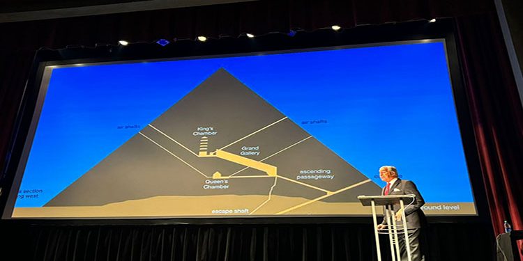 زاهي حواس يلقي محاضرة عن أحدث الاكتشافات الأثرية بمدينة بولينج جرين بأمريكا