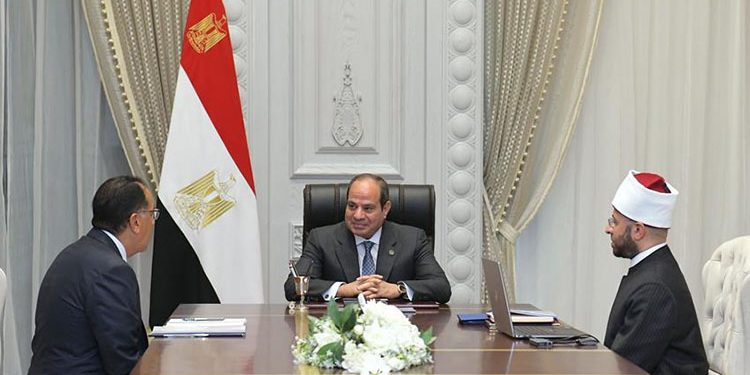 الرئيس السيسي يجتمع مع رئيس الوزراء ووزير الأوقاف