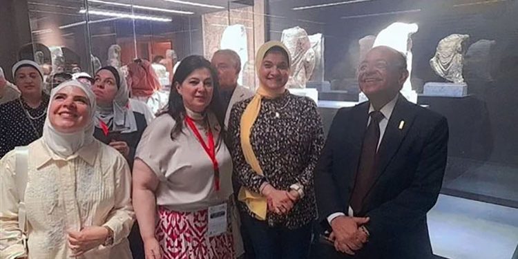 المتحف اليوناني الروماني يستقبل وفدا من هيئة تنشيط السياحة وأطباء