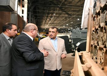 وزير الإنتاج الحربي يتابع مشروعات النقل الأخضر بمصنع إنتاج وإصلاح المدرعات