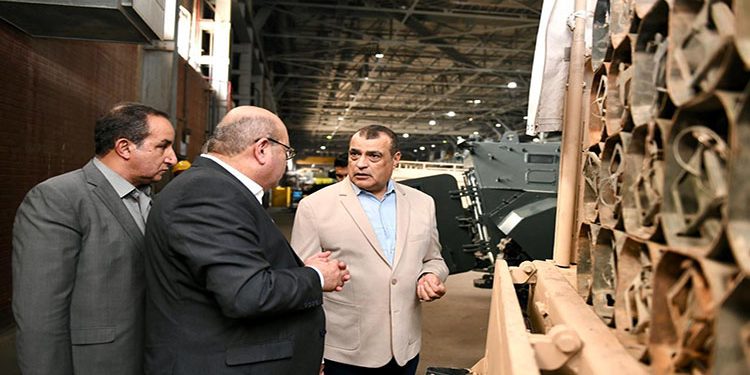 وزير الإنتاج الحربي يتابع مشروعات النقل الأخضر بمصنع إنتاج وإصلاح المدرعات