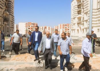 مسئولو ” الإٍسكان ” يتابعون موقف تنفيذ المشروعات السكنية والخدمات بمدينة العاشر من رمضان