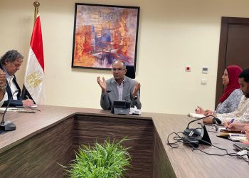 نائب وزير الإسكان يعقد اجتماعاً لمتابعة مشروعات مياه الشرب والصرف الصحي بوحدة إدارة المشروعات بالوزارة
