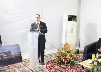 المشرف على مكتب وزير الإسكان يضع حجر الأساس لإنشاء قاعة مؤتمرات وأرض معارض ومول تجاري بمدينة الشيخ زايد