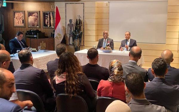 وزير الخارجية والهجرة يلتقي برموز الجالية المصرية في طوكيو