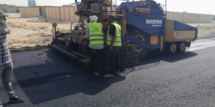 تطوير الطرق بمنطقة الصناعات المتوسطة وترفيق الأراضي السكنية ببني سويف الجديدة