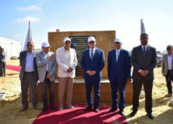 وزير الإسكان يضع حجر الأساس للمجمع الصناعي الأخضر بالمنطقة الصناعية بالعلمين