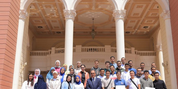 جامعة الأوائل 13 من أوائل الثانوية العامة يتقدمون للالتحاق بالجامعة البريطانية