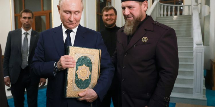 بوتين يثير تفاعلا بتقبيل نسخة من المصحف خلال زيارته إلى الشيشان