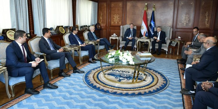 الفريق أسامة ربيع يلتقي نائب الرئيس التنفيذي لمجموعة ميرسك لبحث سبل التعاون المشترك