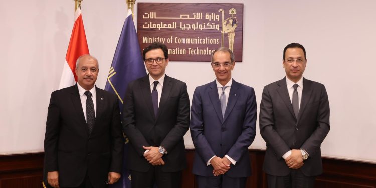 وزيرا الاتصالات والثقافة يشهدان توقيع بروتوكول تعاون لإتاحة المحتوى المرقمن لمجموعة من كتب الهيئة العامة لدار الكتب