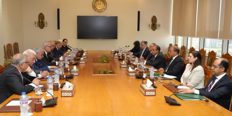 وزير الخارجية والهجرة يلتقى مع أعضاء المجلس المصري للشئون الخارجية