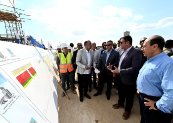 وزير الإسكان ومحافظ الإسكندرية يتفقدان مشروع إنشاء القوس الغربى لمحور اللواء عمر سليمان “الطريق الدائرى لمحافظة الإسكندرية”