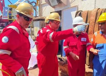 رئيس البترول البحرية يتابع مع العاملين بالوحدة البحرية PMS11 أعمال حقل غرب البرلس