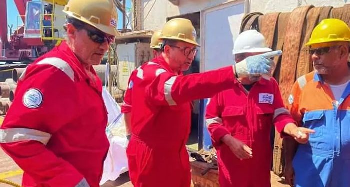 رئيس البترول البحرية يتابع مع العاملين بالوحدة البحرية PMS11 أعمال حقل غرب البرلس