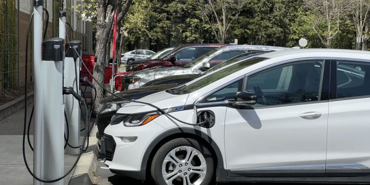السيارات الكهربائية المستعملة تواصل خسائر قيمتها السوقية