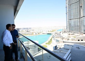 رئيس الوزراء يتفقد عددا من الوحدات السكنية والشاليهات التى يتم تسليمها اليوم بمدينة العلمين الجديدة