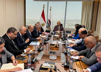 وزير قطاع الأعمال العام يعقد اجتماعًا بالأعضاء المنتدبين للشركات القابضة التابعة للوزارة