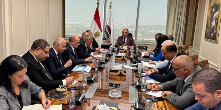 وزير قطاع الأعمال العام يعقد اجتماعًا بالأعضاء المنتدبين للشركات القابضة التابعة للوزارة