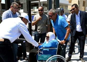 رئيس الوزراء يسلم عقود عدد من الوحدات السكنية المتنوعة بمدينة العلمين الجديدة