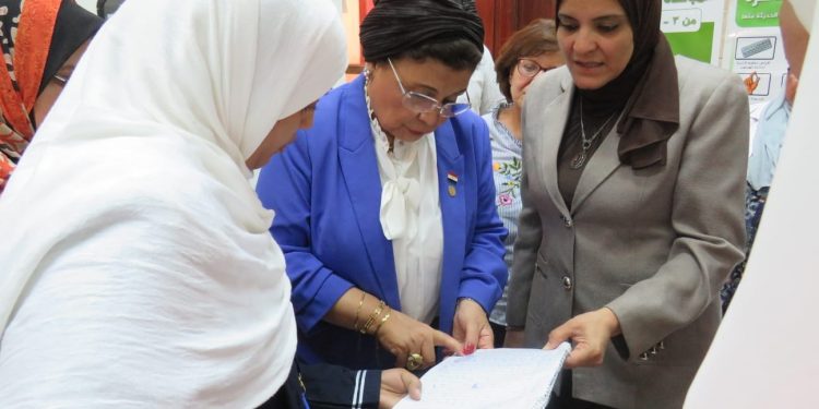 نائب وزير الصحة توصي بزيادة معدلات تغطية الصحة الانجابية  في المركز الحضري بالكرنك