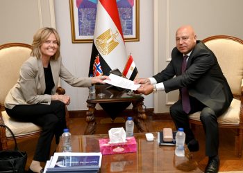 وزير الصناعة والنقل يبحث مع سفيرة النرويج بالقاهرة تعزيز الاستثمارات النرويجية بالسوق المصري