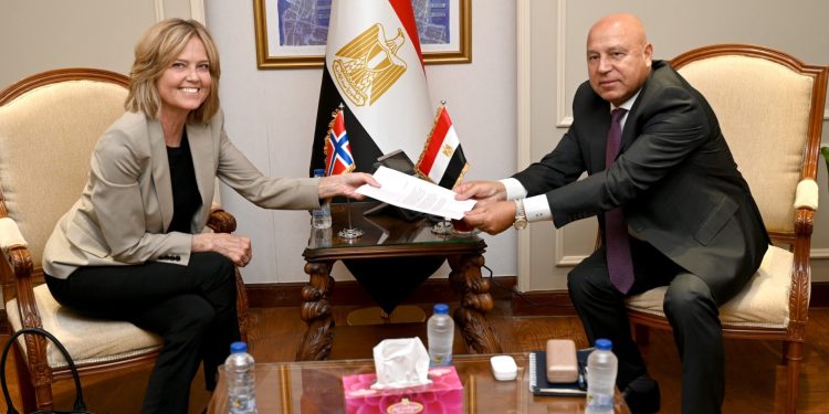 وزير الصناعة والنقل يبحث مع سفيرة النرويج بالقاهرة تعزيز الاستثمارات النرويجية بالسوق المصري