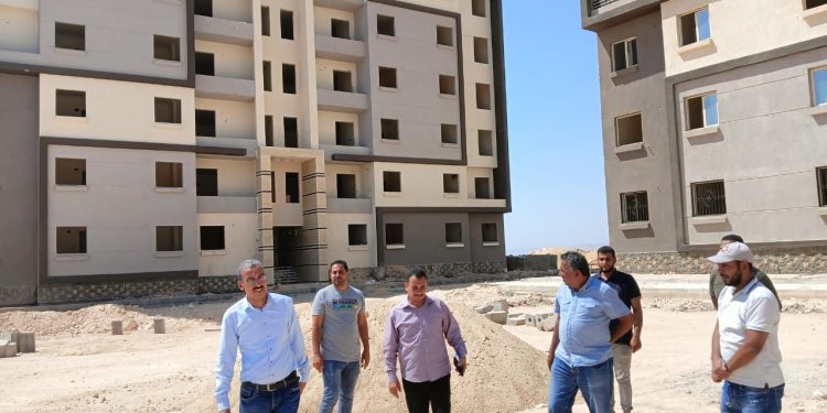 رئيس جهاز مدينة غرب قنا يتفقد مشروعات المرافق للمرحلة الأولى وعمارات سكن مصر