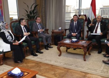 وزير قطاع الأعمال العام يبحث مع وزيري التعليم والعمل عددا من الملفات المشتركة