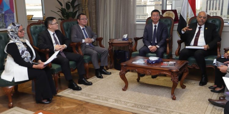 وزير قطاع الأعمال العام يبحث مع وزيري التعليم والعمل عددا من الملفات المشتركة