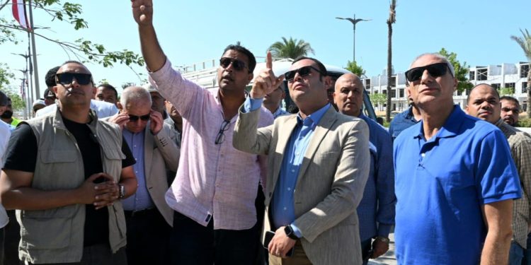 وزير الإسكان يتفقد أعمال تنفيذ الوحدات والفيلات والمرافق والطرق بكمبوند “مزارين” بمدينة العلمين الجديدة