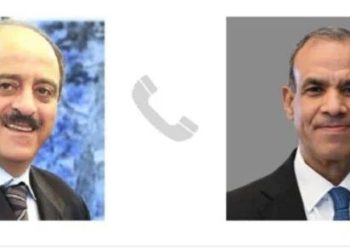 وزير الخارجية والهجرة يجري اتصالاً هاتفياً بنظيره التونسي